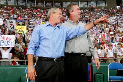 George W. Bush y su hermano Jeb, gobernador de Florida, ayer durante un mitin en Saint Petersburg.