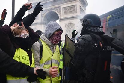 Enfrentamientos entre un grupo de 'chalecos amarillos' y la polícia francesa junto al Arco del Triunfo en París.