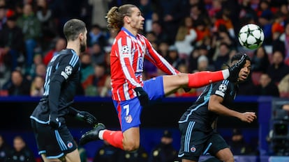 El delantero francés del Atlético de Madrid Antoine Griezmann (c) controla el balón ante dos rivales del Slovan de Bratislava este miércoles.