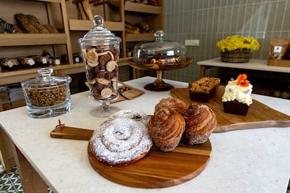 Algunos de los productos que se pueden comprar en la nueva tienda A mà de Paco Pérez en el restaurante Miramar de Llançà. 