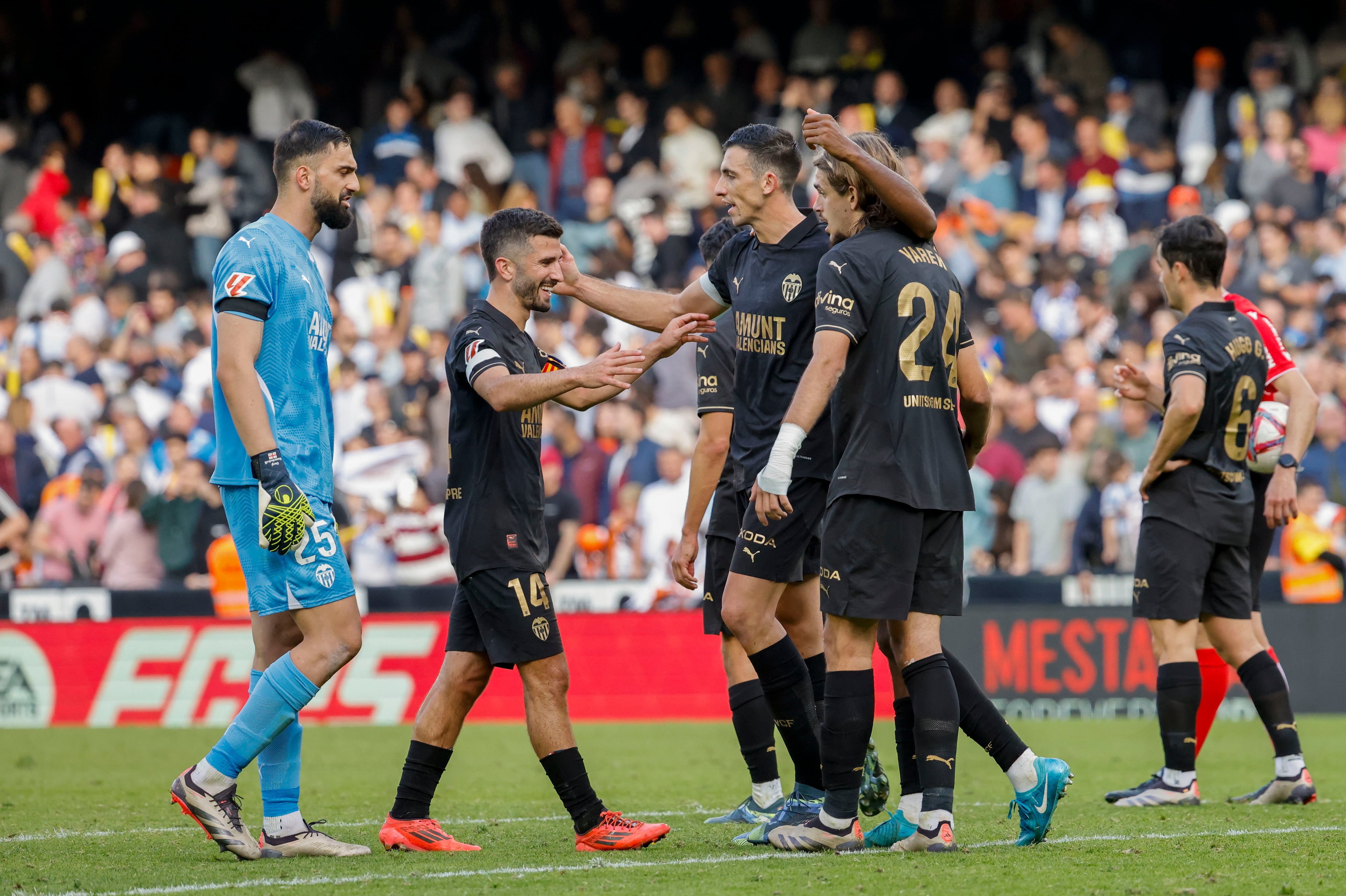 Un Valencia enlutado golea al Betis