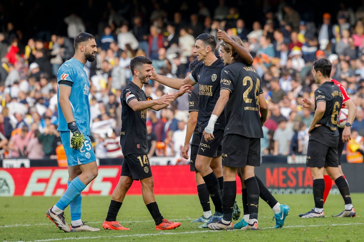 A mourning Valencia thrashes Betis