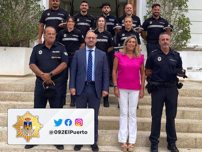 El exjefe de la Policía Local detenido este martes por cohecho, Rafael Muñoz Leonisio (primero por la izquierda) posa junto al alcalde de El Puerto de Santa María en una imagen de archivo.