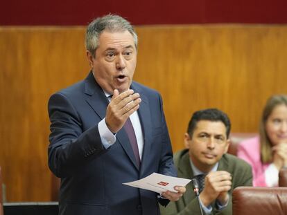 El secretario general del PSOE-A, Juan Espadas, interviene durante un pleno en el Parlamento andaluz.