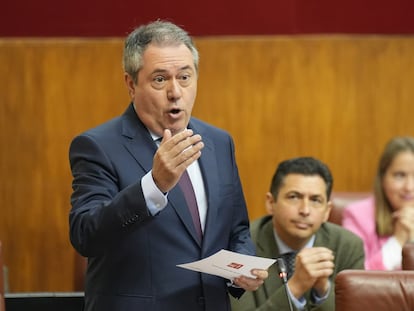 El secretario general del PSOE A, Juan Espadas, durante su intervención en la segunda jornada del Pleno del Parlamento andaluz, el 22 de febrero en Sevilla.