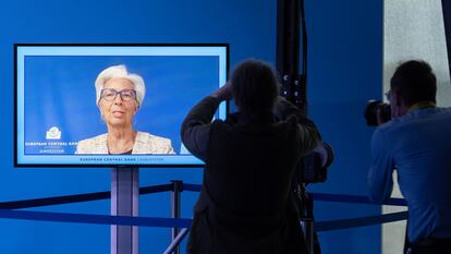 La presidenta del BCE, Christine Lagarde, ha tenido que atender a los medios a través de videoconferencia desde casa al tener covid-19.