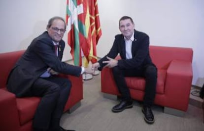 Quim Torra saluda a Arnaldo Otegi en San Sebastián.