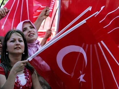 Partidarias del Partido Republicano del Pueblo agitan banderas de la formación y de Turquía ayer en Sakarya (oeste).