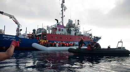 Migrantes rescatados por el barco 'Lifeline', el 21 de junio de 2018.