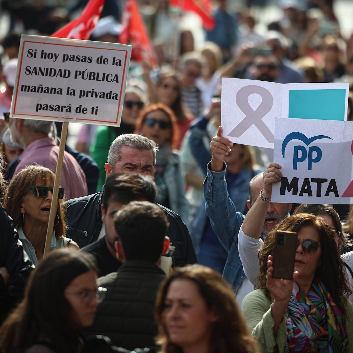 Miles de andaluces claman contra la gestión de la sanidad de Moreno ...
