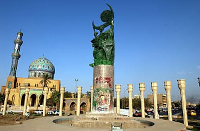 Bagdad: donde hubo una estatua de Sadam, una pintada dice: "El trabajo est hecho, vulvanse a su casa".