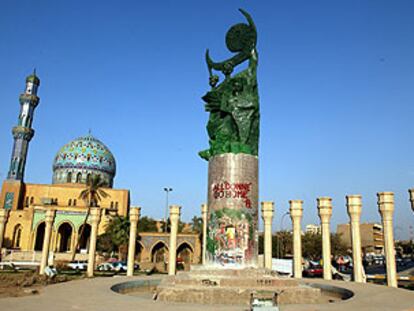 Bagdad: donde hubo una estatua de Sadam, una pintada dice: "El trabajo está hecho, vuélvanse a su casa".