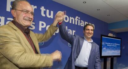 El alcalde de M&aacute;laga, Francisco de la Torre, levanta el brazo a El&iacute;as Bendodo en un acto del PP.