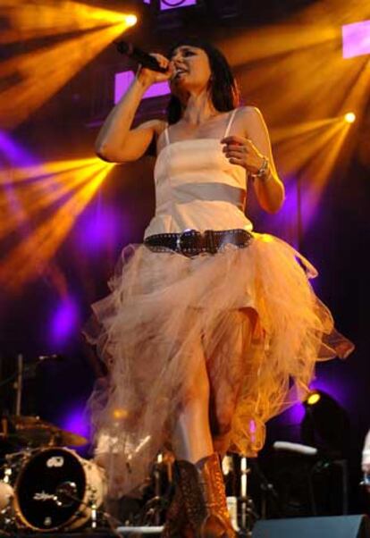 La cantante Eva Amaral durante la actuación de anoche en el Palacio de los Deportes de la Comunidad de Madrid.