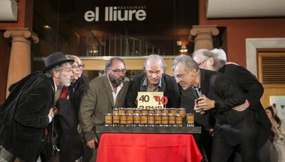 Membres històrics del Lliure bufen les espelmes del 40è aniversari del teatre.