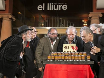 Membres històrics del Lliure bufen les espelmes del 40è aniversari del teatre.