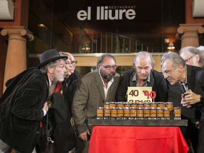 Membres històrics del Lliure bufen les espelmes del 40è aniversari del teatre.