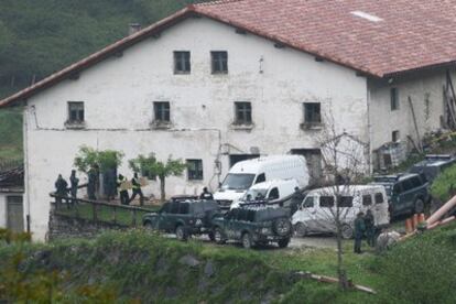 Security forces remove evidence from a house in Legorreta, Guipúzcoa.