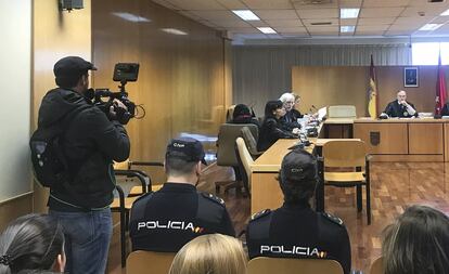 De espaldas, detrás de sus abogados y sentada en una silla, Sonia Bedoui, acusada de asesinar a su hijo recién nacido, en la primera jornada del juicio.