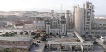 Una panorámica de la cementera de Holcim en Carboneras, Almería.