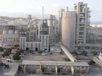 Una panor&aacute;mica de la cementera de Holcim en Carboneras, Almer&iacute;a. 