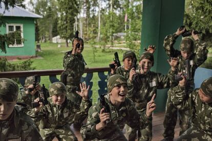 Crianças se preparam para o serviço militar no acampamento bélico de verão conhecido como Razvedbat.