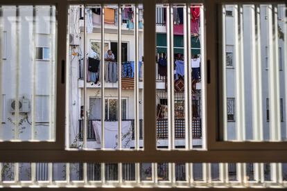 El instituto José Martín Recuerda está enclavado en el barrio Huerta Carrasco, una zona humilde de Motril. Desde las aulas se pueden ver las casas de los vecinos, con sus ropas colgadas al aire, y muchas veces se cuela, en medio de una lección, el sonido de la música flamenca.