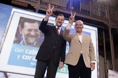 El candidato del Partido Popular a la presidencia del Gobierno, Mariano Rajoy , izquierda, y el candidato a la presidencia de la Junta de Andalucía, Javier Arenas, en el mitin de inicio de la campaña, en el Palacio de Congresos de Cádiz, el 21 de febrero de 2008. Arenas obtenía 47 escaños, ganando en las provincias de Málaga y Almería por delante del PSOE.