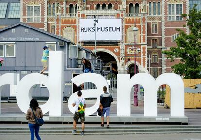 El nuevo logo del Rijksmuseum en la fachada del museo.