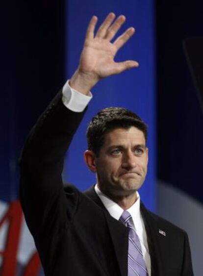 Paul Ryan saluda tras su intervención en la cumbre de votantes republicanos.