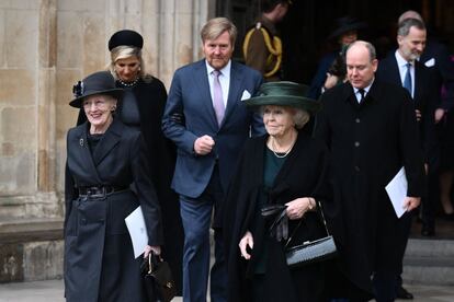 Delante, la reina Margarita de Dinamarca y la hoy princesa Beatriz de Holanda, reina emérita del país. Detrás, Máxima y Guillermo de Holanda junto al príncipe Alberto de Mónaco.