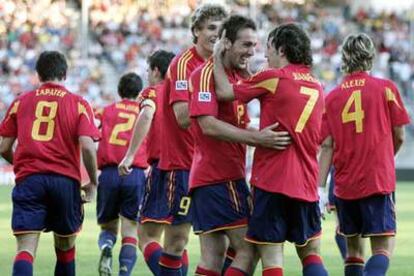 José Enrique felicita a Juanfran (7), tras su segundo gol.
