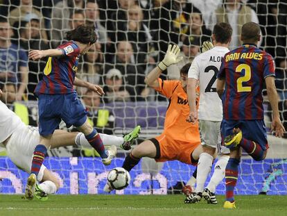 Messi anota el primer gol del Barça delante de Casillas pese a la estirada de Albiol y ante Alonso y Alves.