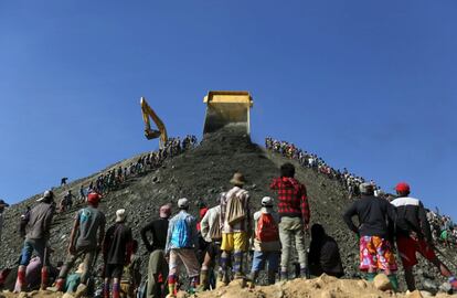 Mineros buscan piedras de jade en un vertedero de Hpakant, en el estado de Kachin (Myanmar).