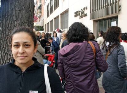Estela, inmigrante paraguaya, espera a la salida de un colegio de Madrid a los hijos pequeños de la familia para la que trabaja.