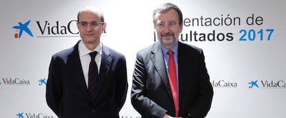 Javier Valle, nuevo director general de VidaCaixa, junto con Tom&aacute;s Muniesa, vicepresidente ejecutivo de la aseguradora.