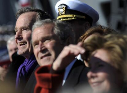 El presidente interino de EE UU, George W. Bush, quien se ha despedido de las Fuerzas Armadas estadounidenses en su penúltimo discurso radiofónico, observa una exhibición aérea en la base naval de Norfolk (EE UU). Al acto también han acudido su padre, el ex presidente George H. W. Bush (a la izquierda en la imagen), y su mujer, Laura (en primer término, difuminada).