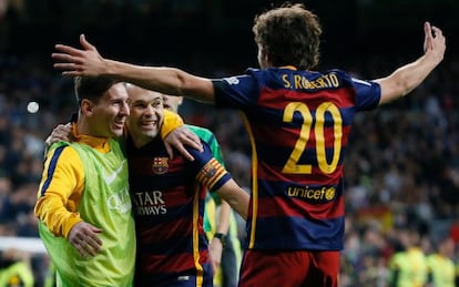 Messi, Iniesta y Sergi Roberto celebran el tercer gol del Barcelona.