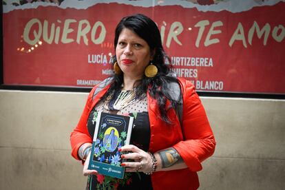 La escritora Dolores Reyes sostiene su novela 'Cometierra'.