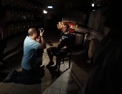 Andrés Iniesta en las bodegas de su propiedad en Fuentealbilla, Albacete.