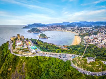 Vista aérea de San Sebastián, con el monte Igueldo al fondo.