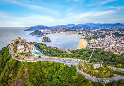 Vista aérea de San Sebastián, con el monte Igueldo al fondo.