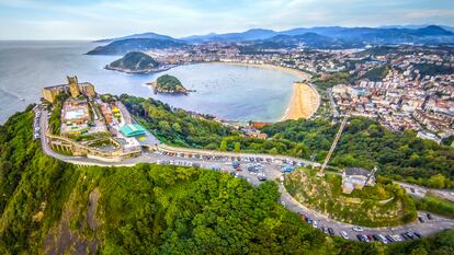 Vista aérea de San Sebastián, con el monte Igueldo al fondo.