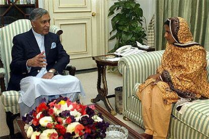 Mukatar Mai, durante su entrevista con el primer ministro de Pakistán, Shaukat Aziz, en Islamabad.