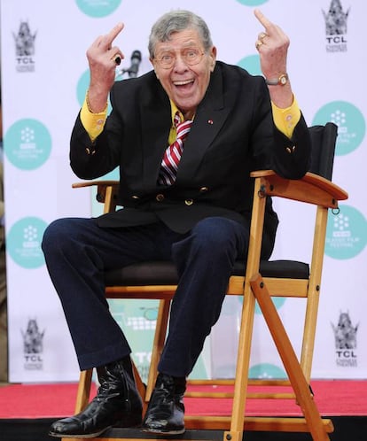 Sorpresa. Jerry Lewis (Nueva Jersey, 1926) no sólo vive en cada una de las muecas de Jim Carrey o Adam Sandler. Con 90 años recién cumplidos (el 16 de marzo), la estrella cómica por excelencia de los cincuenta y los sesenta, el tipo que convirtió a Dean Martin en un actor serio, aún se permite de vez en cuando ponerse ante las cámaras. El protagonista de 'El ceniciento' (1960) o 'El profesor chiflado' (1963), además de haber puesto voz al padre del profesor Frink en un episodio de 'Los Simpson' en 2003, estrena en este 2016 la película 'The trust', en la que interpreta al padre de Nicolas Cage. Incluso suena para un nuevo proyecto, 'Big finish', junto a Debbie Reynolds y Mary Tyler Moore. Al pie del cañón. Sí señor.