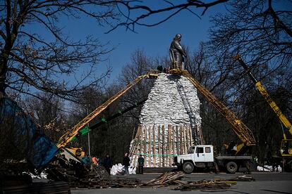 Trabajadores municipales colocan sacos de arena para proteger un monumento en Járkov, este sábado. La presidenta de la Comisión Europea, Ursula von der Leyen, y el primer ministro canadiense, Justin Trudeau, auspiciarán el próximo 9 de abril un evento para obtener fondos y otros apoyos para las personas desplazadas o refugiadas por la guerra en Ucrania.