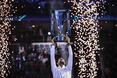 Djokovic eleva el trofeo de campeón, este domingo en el Pala Alpitour de Turín.