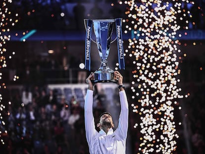 Djokovic eleva el trofeo de campeón, este domingo en el Pala Alpitour de Turín.