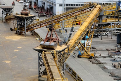 Un sistema de grúas descarga toneladas de soja importadas de Brasil en el puerto chino de Lianyungang,