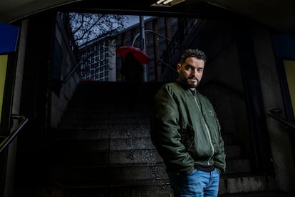 Nuno Pico, cantante de la banda Grande Amore, retratado en la calle San Bernardo, en Madrid.